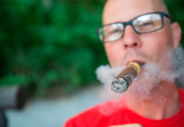 Charutos e cachimbos provocam menos câncer de pulmão que cigarros comuns?