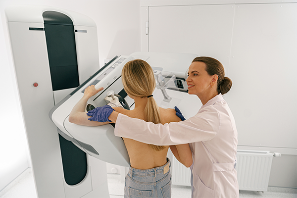 Se eu faço autoexame de mamas todos os meses não preciso fazer mamografia?